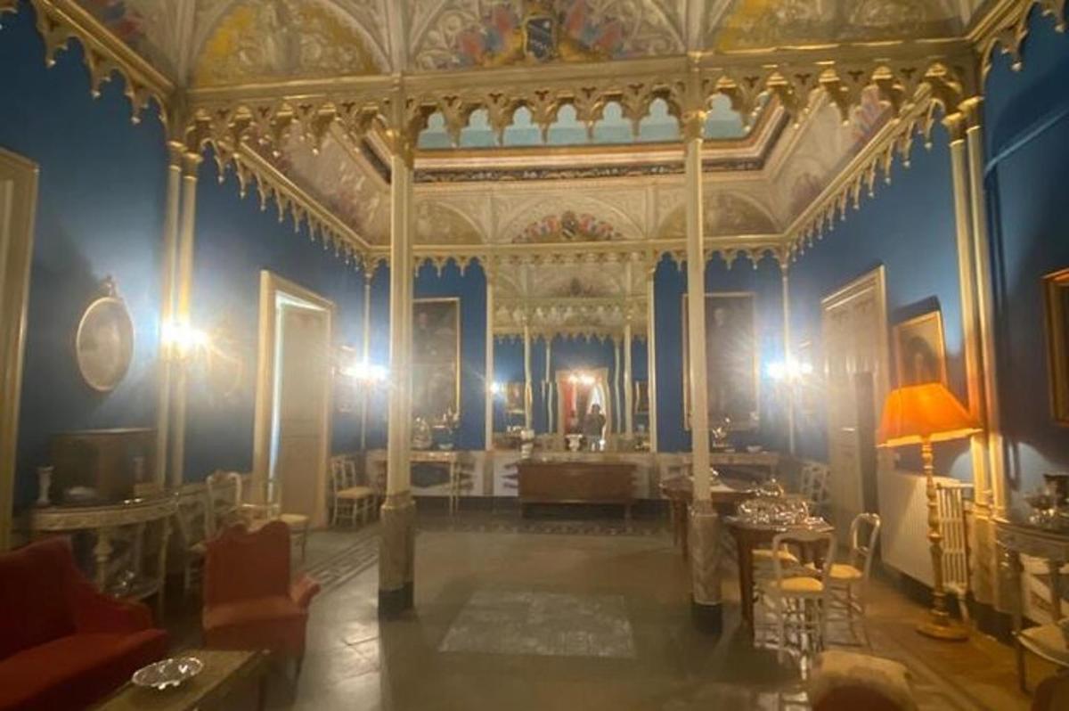 una grande stanza con una parete blu e un soffitto