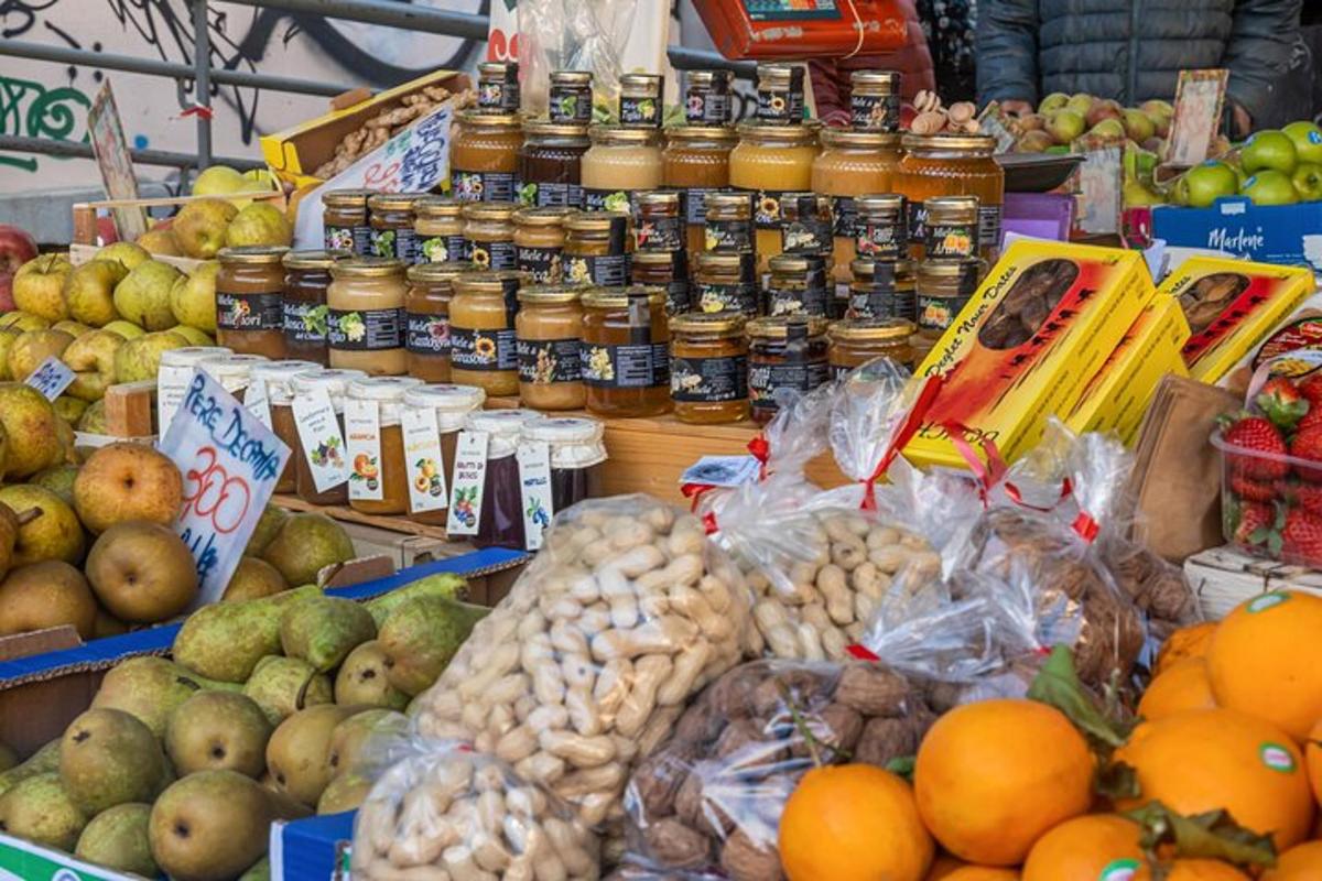 Una exhibición de frutas y verduras en un mercado
