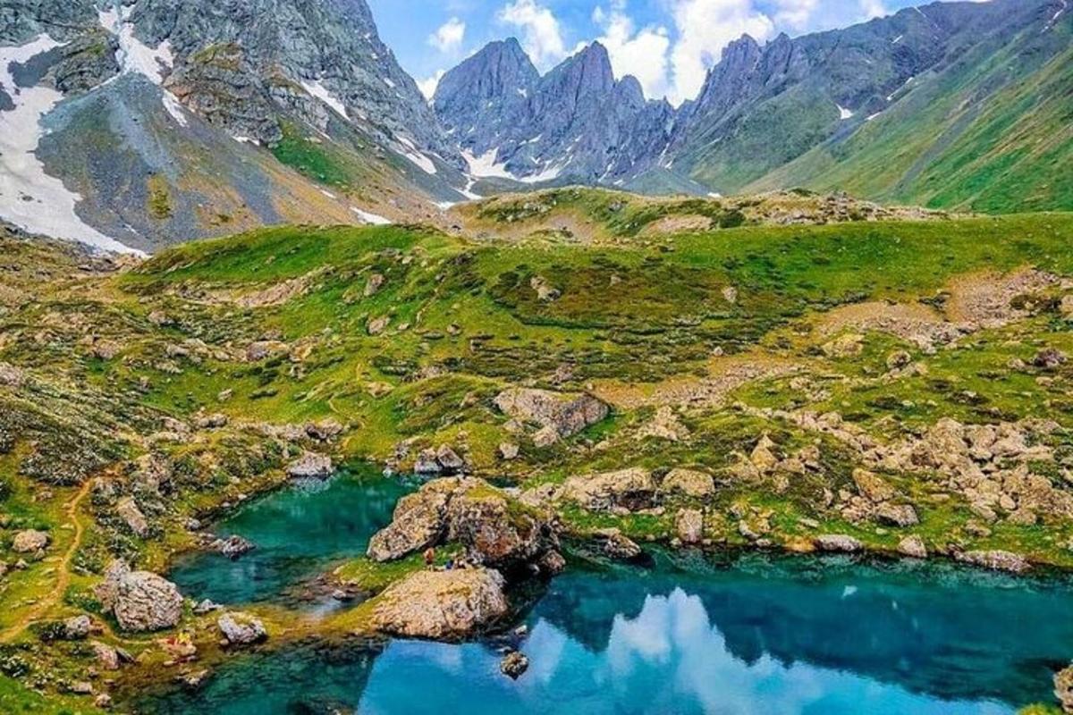 uma vista aérea de um vale montanhoso com água azul