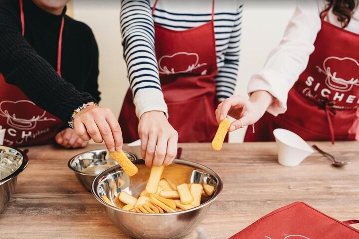 due persone che preparano il cibo in una ciotola su un tavolo