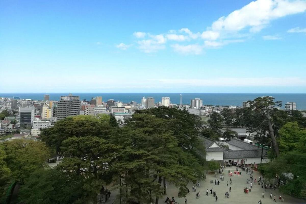 un grupo de personas caminando por una calle de una ciudad