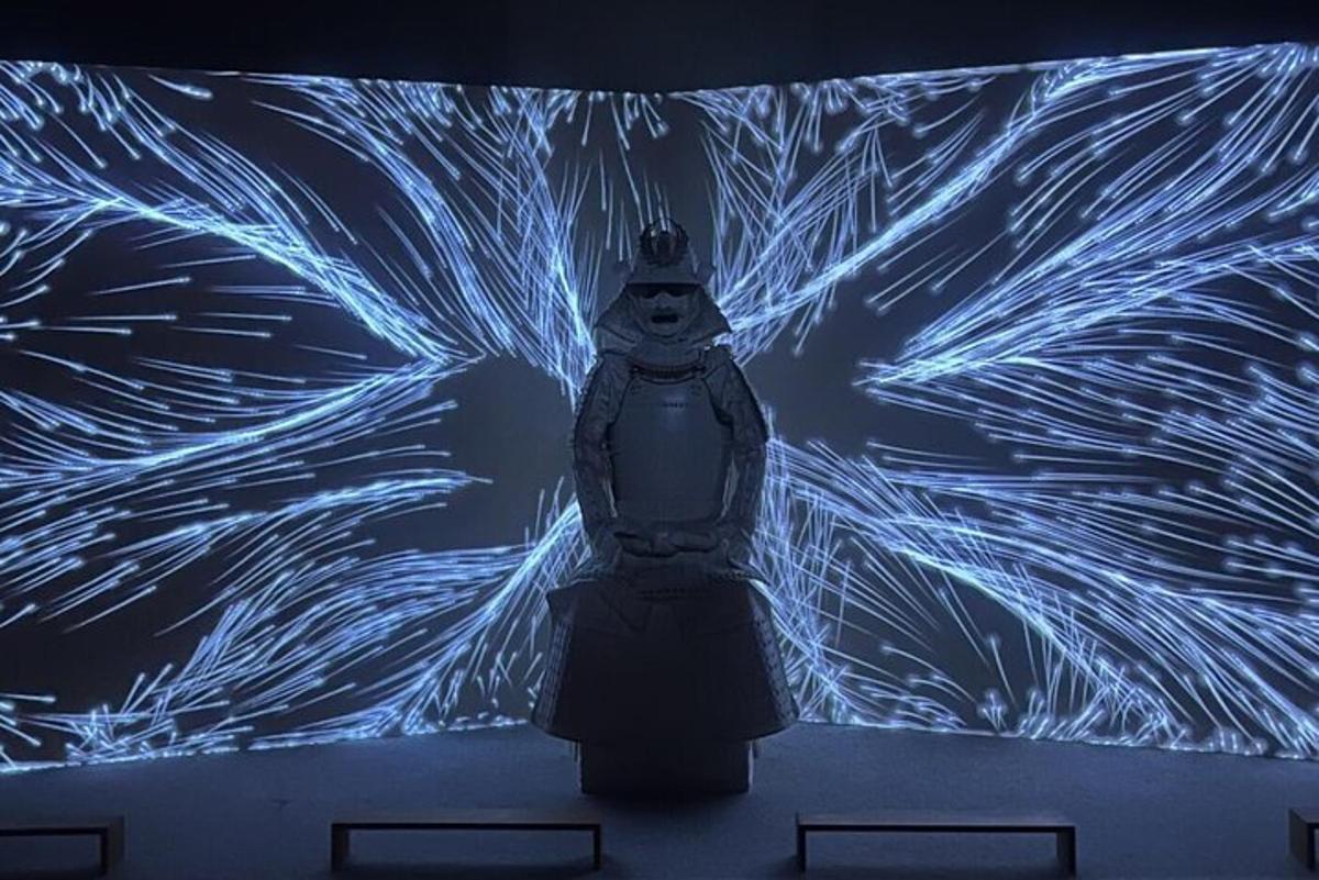 una estatua frente a una pantalla con luces azules