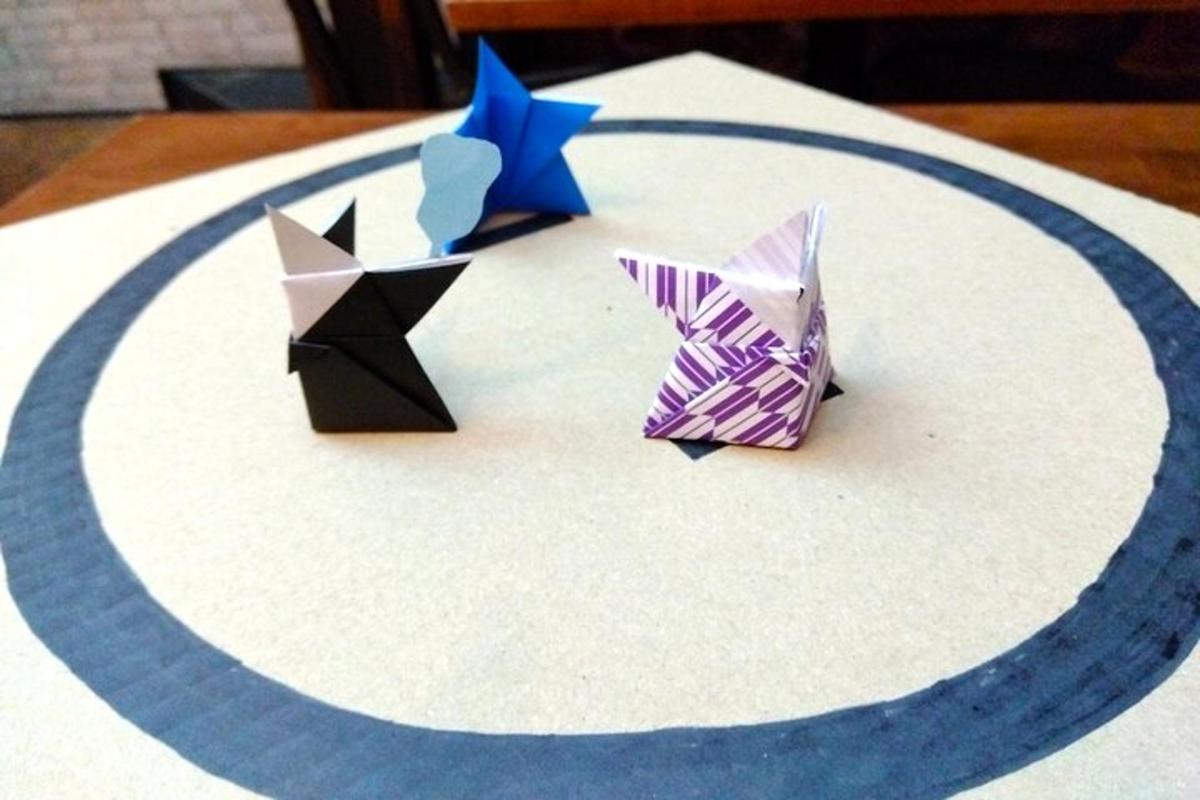 kaks origami looma istuvad laual taldrikul