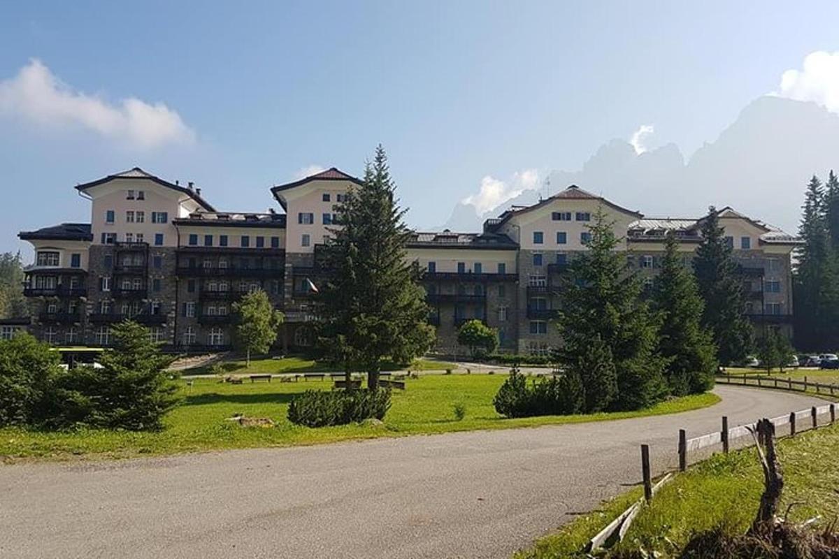 un grande edificio con una strada di fronte