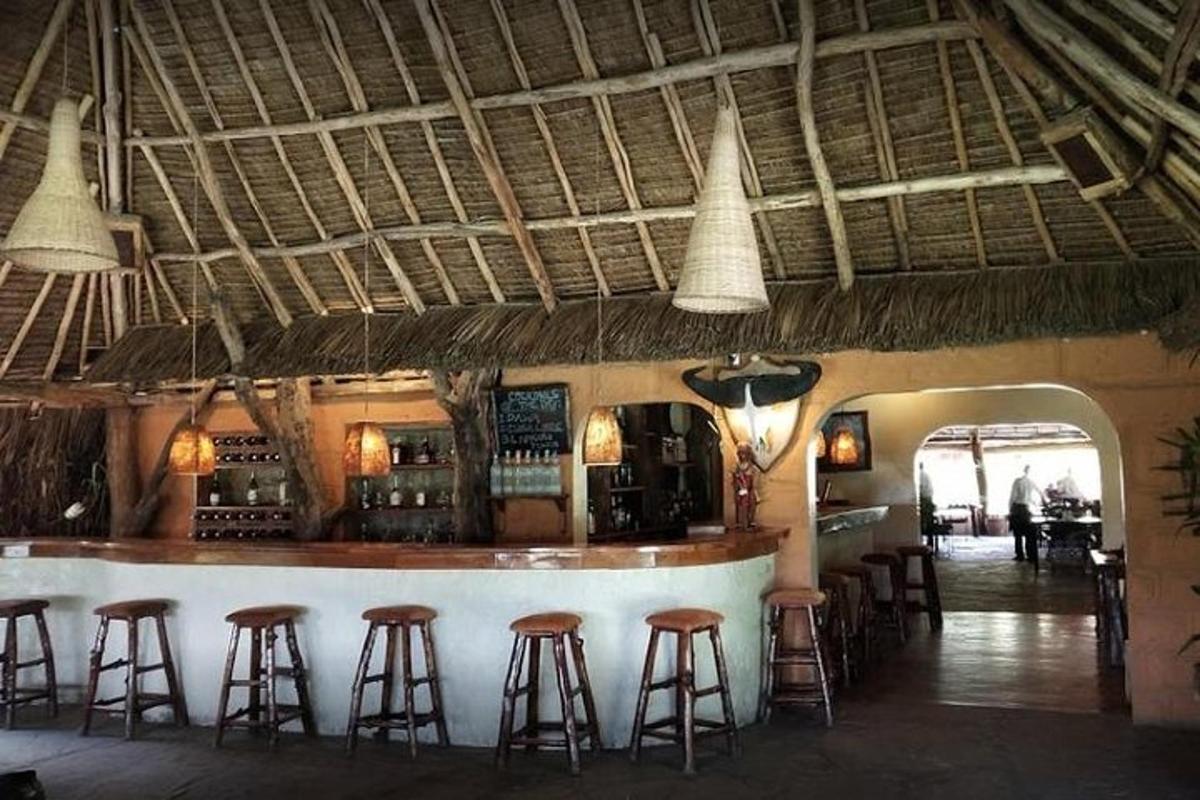 un bar într-un restaurant cu scaune de bar