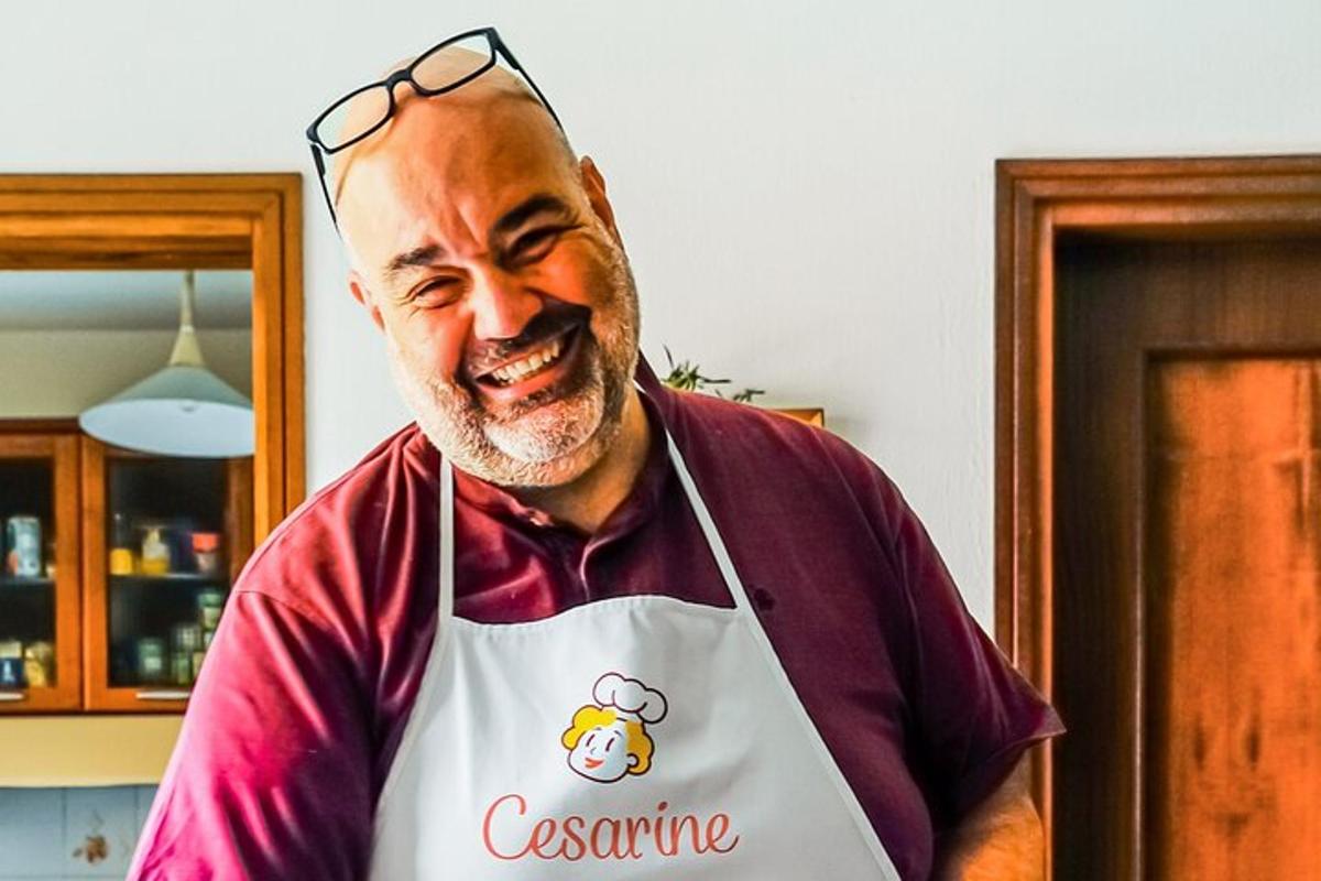 un uomo che indossa un grembiule con Hello Kitty