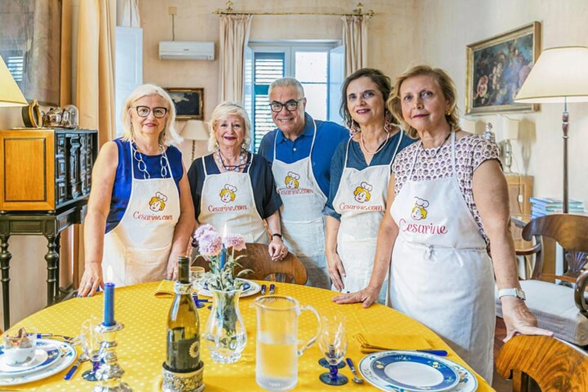 un gruppo di persone in grembiule in piedi attorno a un tavolo