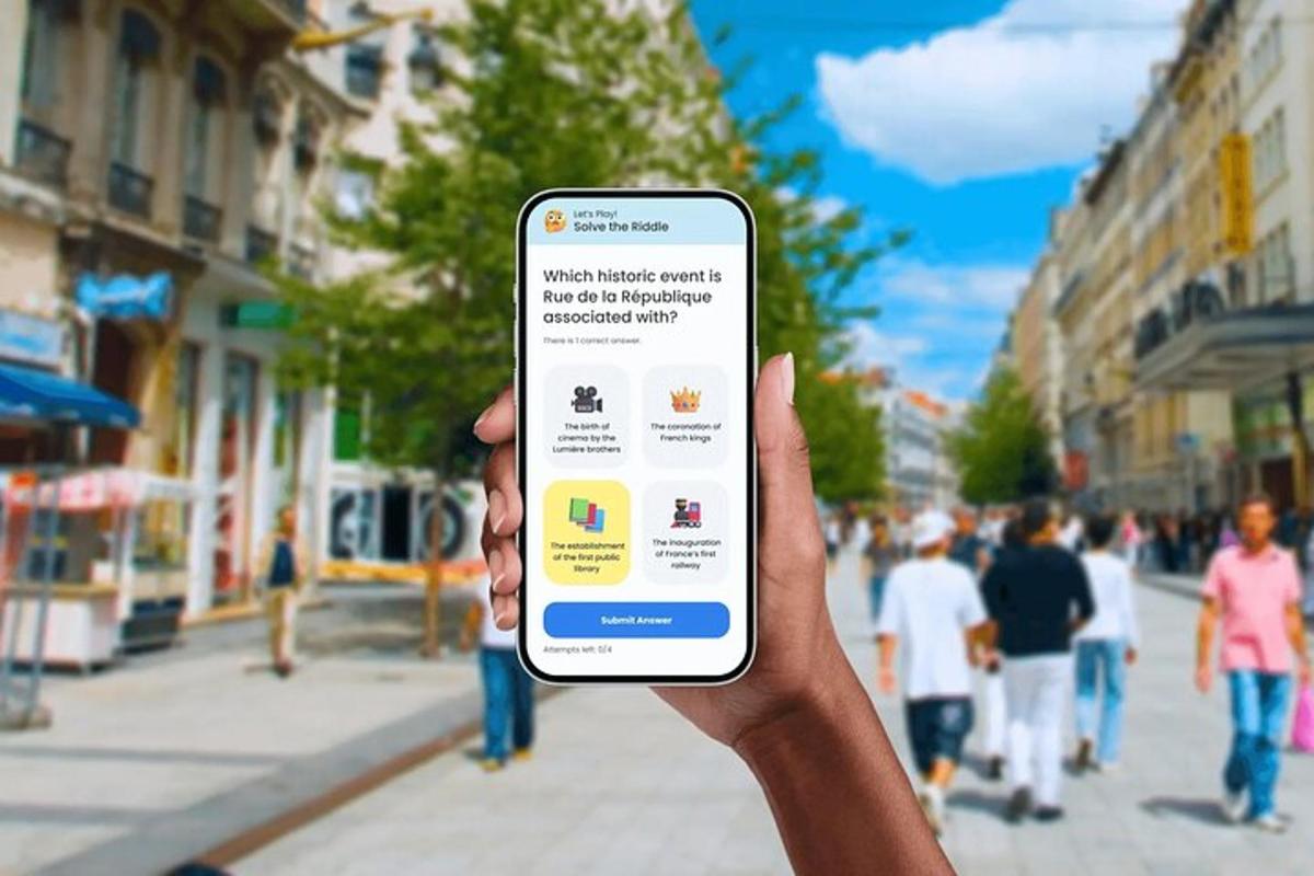 o persoană care ține un telefon mobil pe o stradă a orașului