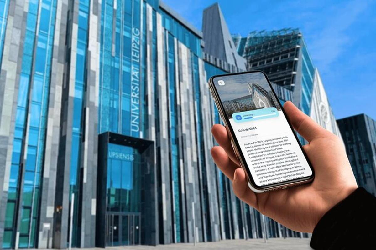 een persoon die een mobiele telefoon vasthoudt voor een gebouw
