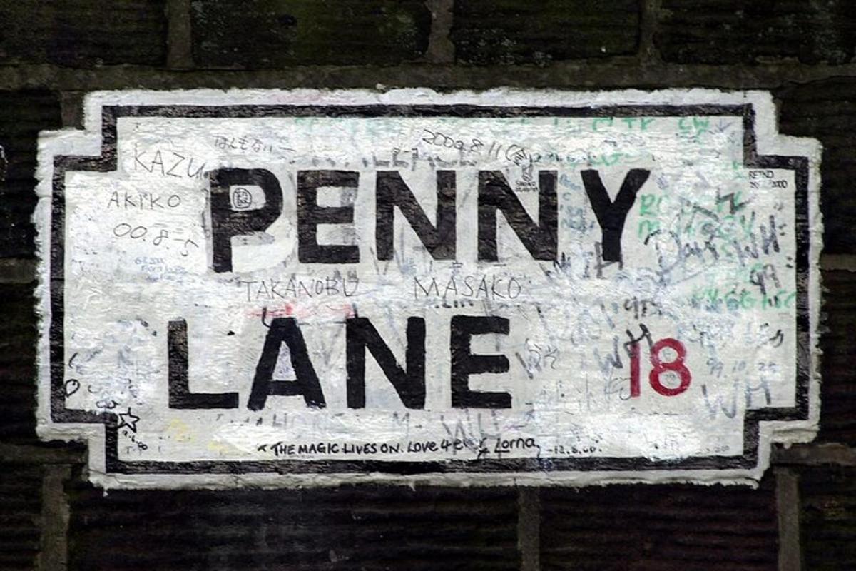 un rètol que diu Penny Lane en una paret de maons