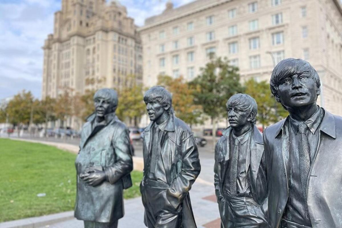 una estàtua dels Beatles davant d'un edifici
