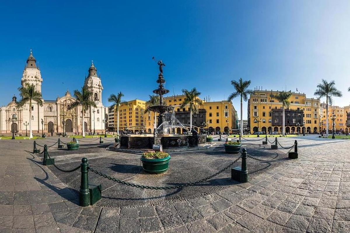 un cortile con una fontana di fronte a un edificio