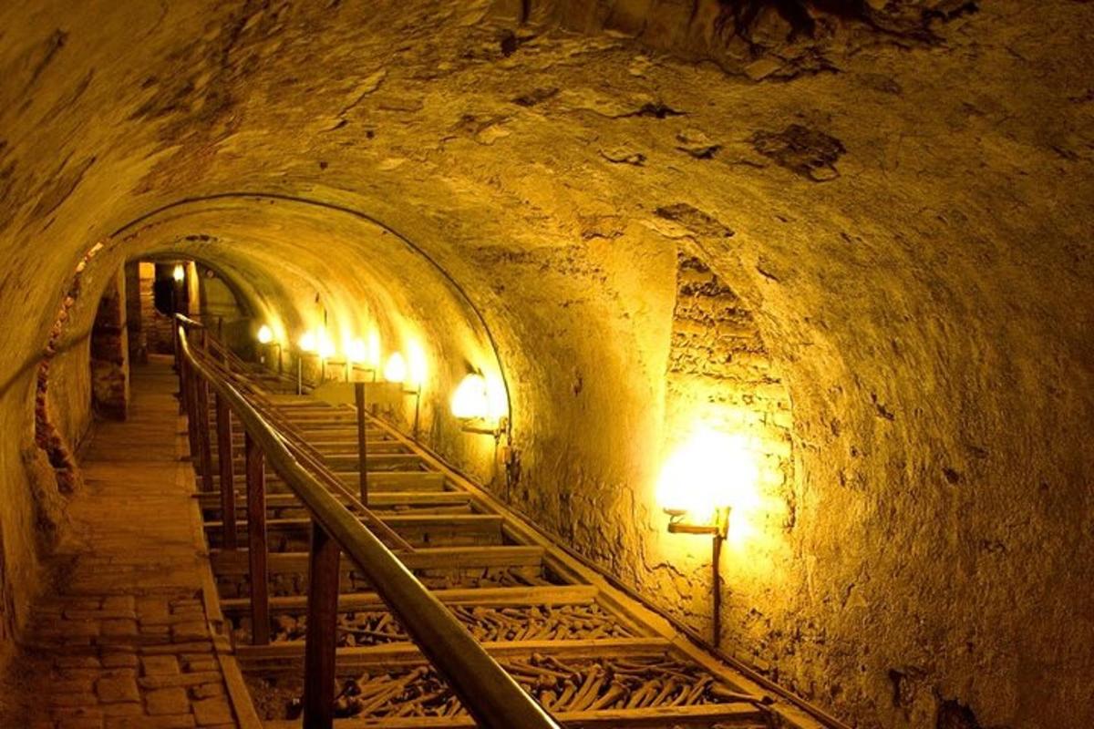 treppidega tunnel valgustatud koopas