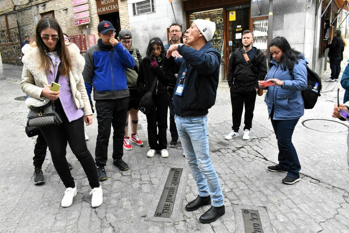 grupp inimesi, kes seisavad tänaval
