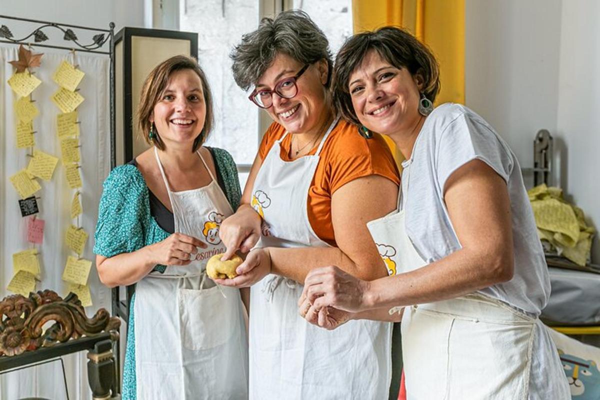 un gruppo di tre donne in piedi una accanto all'altra