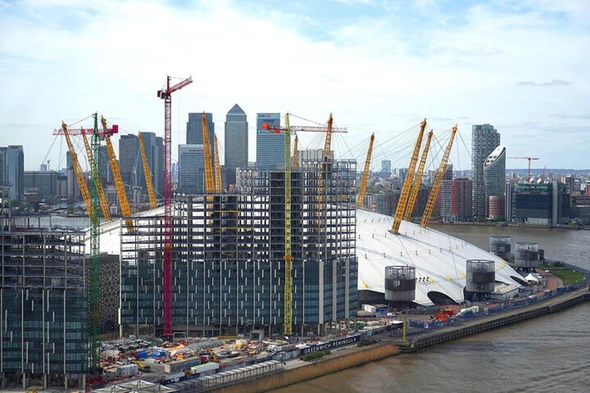 un edificio in costruzione con una città sullo sfondo