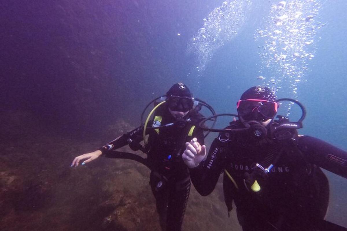 Dos personas están paradas en el agua