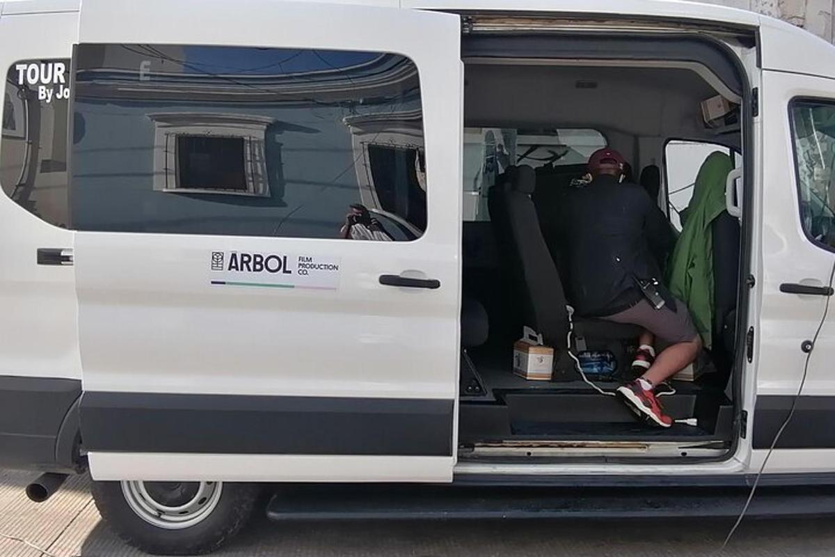 muž sedící v zadní části bílé dodávky