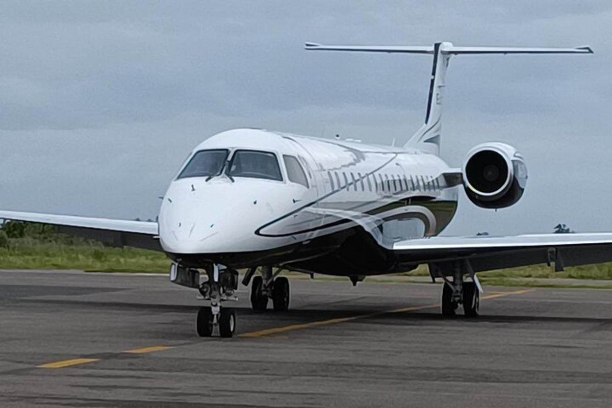 um pequeno avião branco parado na pista