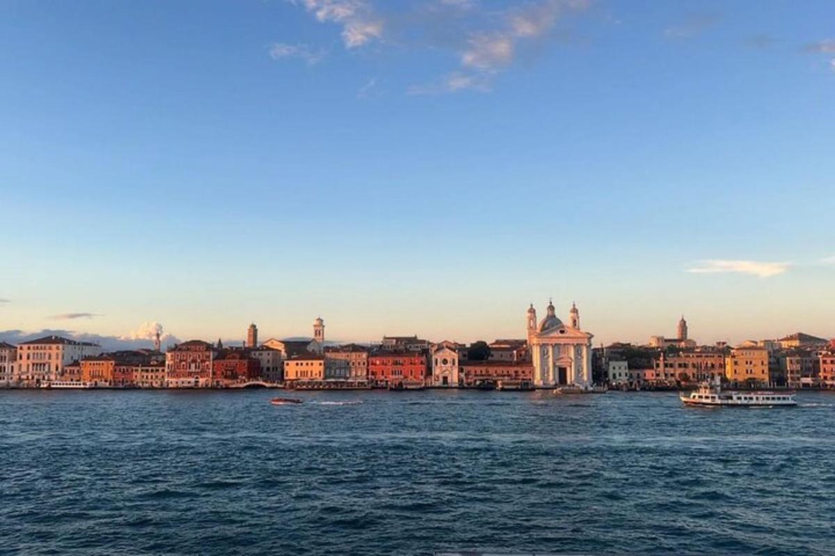 una vista di una città dall'acqua