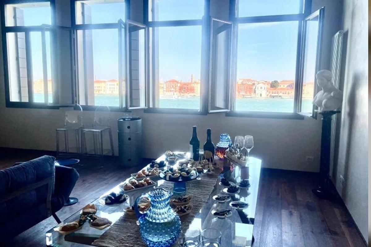 un soggiorno con un tavolo con bicchieri e vasi