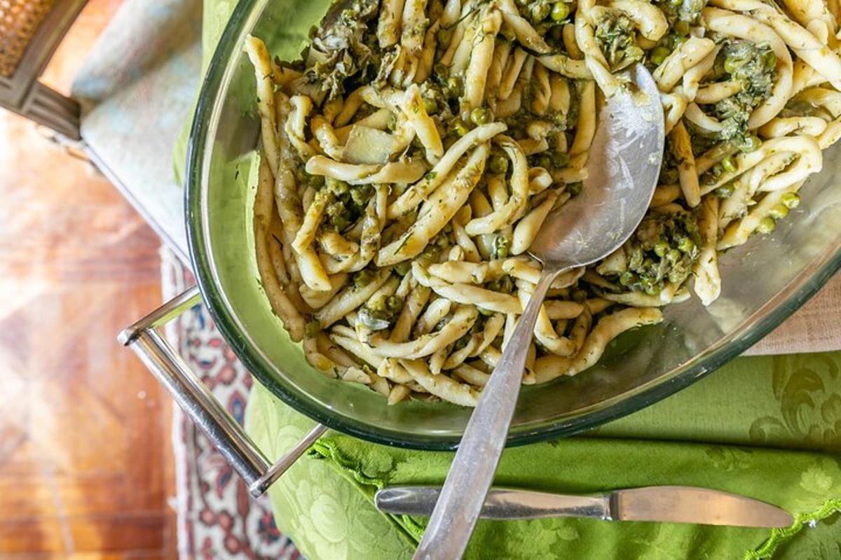 eine Schüssel Pasta mit einem Löffel auf einem Tisch