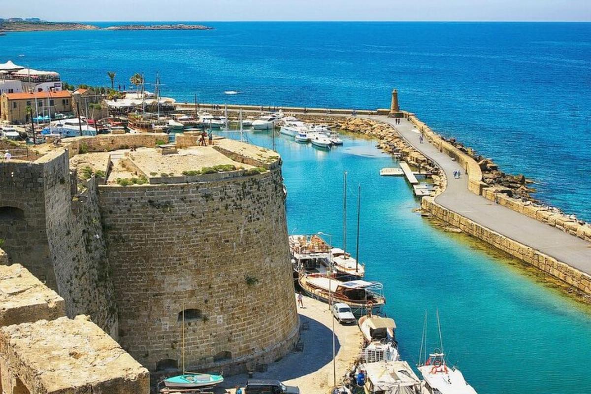 Μια εναέρια άποψη ενός λιμανιού με βάρκες στο νερό