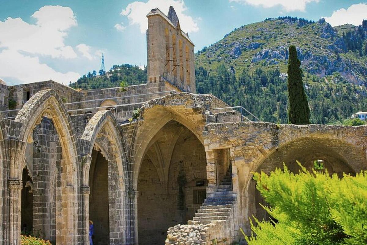 dağda kulesi olan eski bir taş köprü