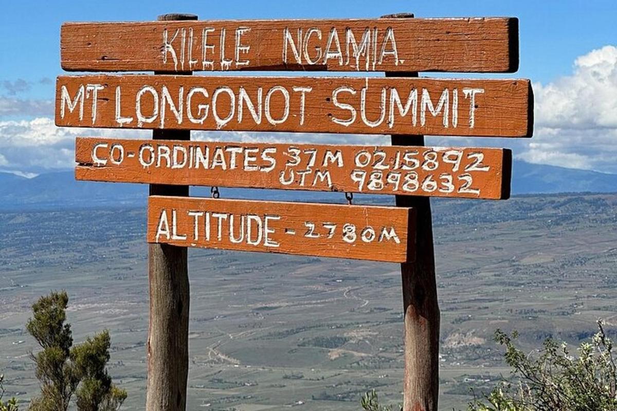una señal direccional en la cima de una montaña