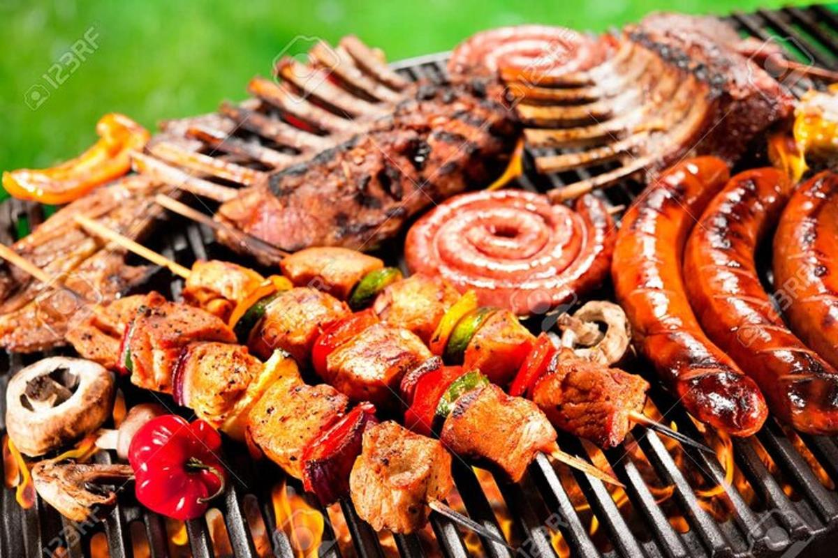 hromada různých druhů jídla na grilu