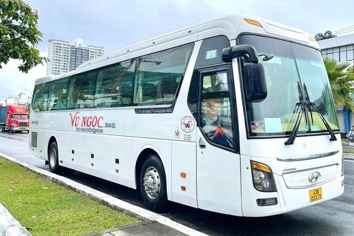 un autobús blanc aparcat a la vora d'un carrer