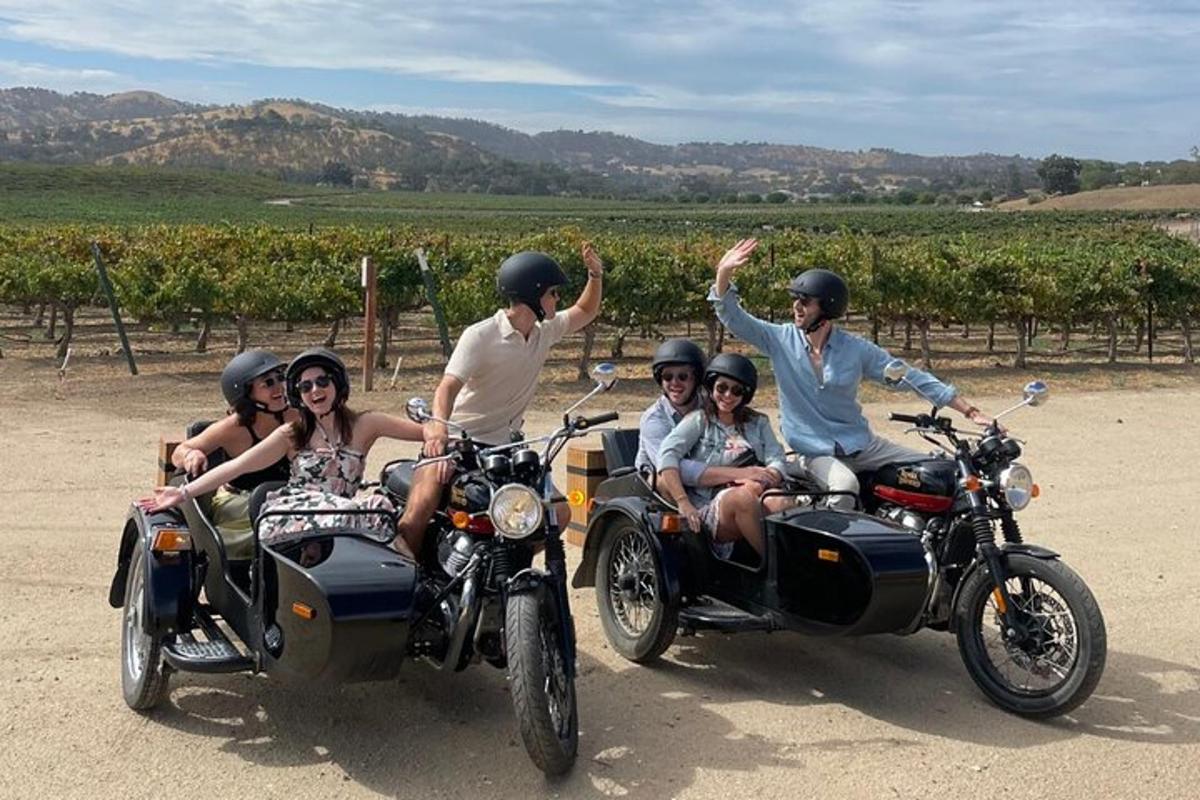 un grup de persones que condueixen motocicletes amb un sidecar