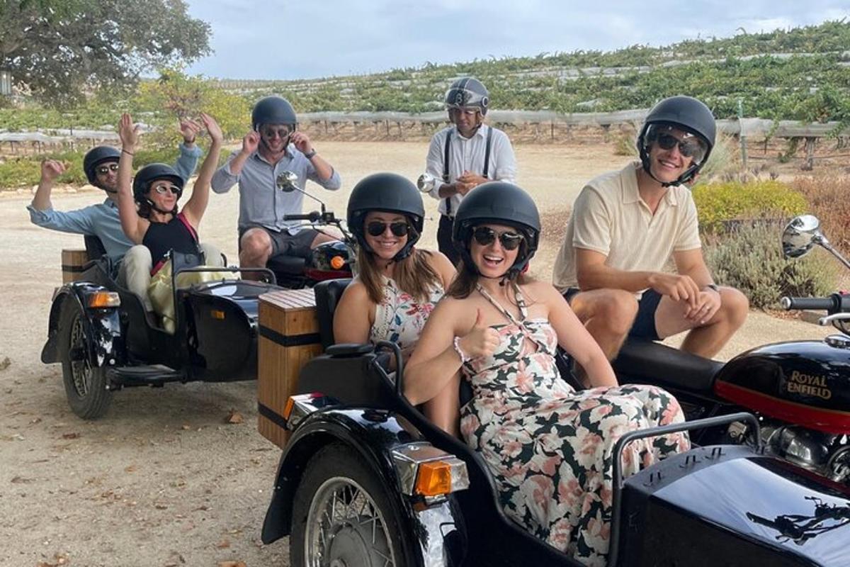 un grup de persones que van en moto