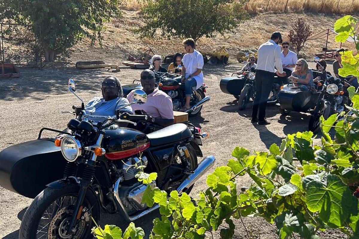 un grup de persones assegudes a les seves motocicletes
