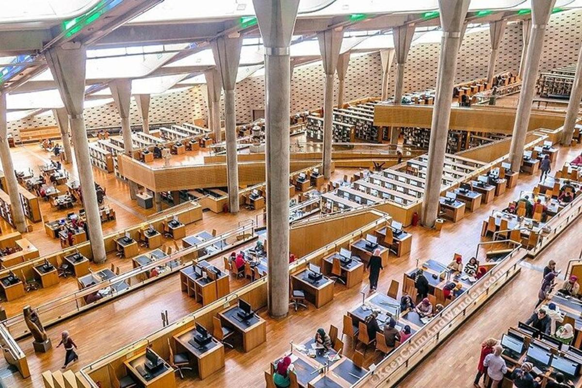 una vista cenital d'una gran biblioteca amb gent asseguda