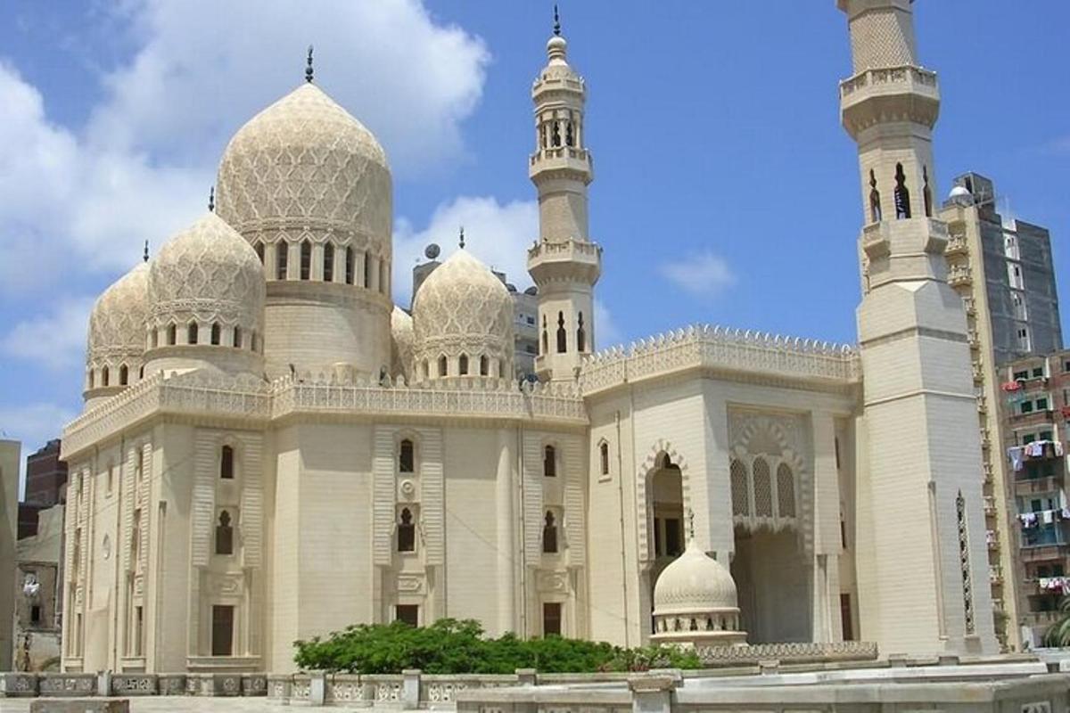 un gran edifici blanc amb cúpules a sobre