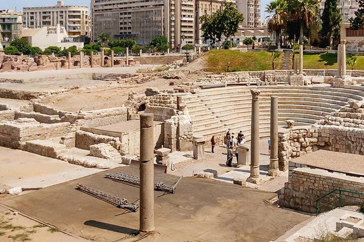 un anfiteatro in una città con persone che camminano in giro