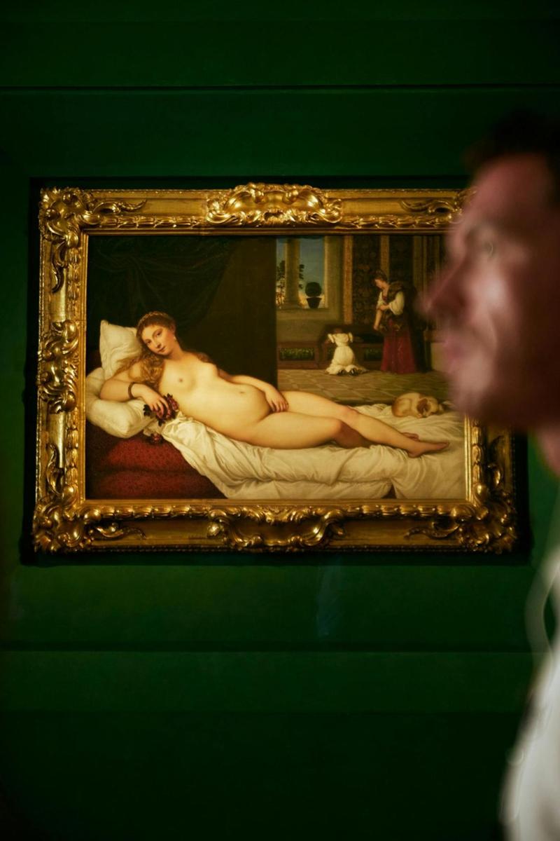 un uomo che guarda un dipinto in un museo