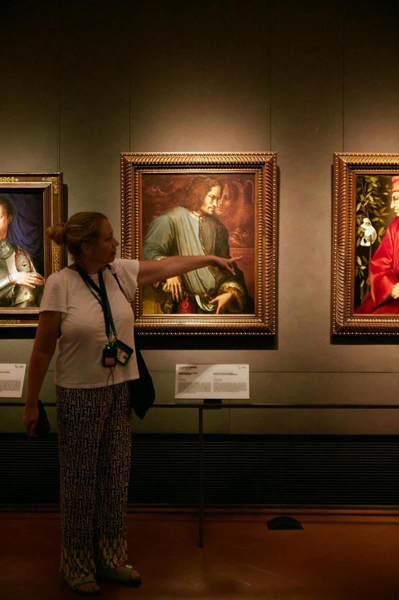 una donna che guarda un dipinto in un museo