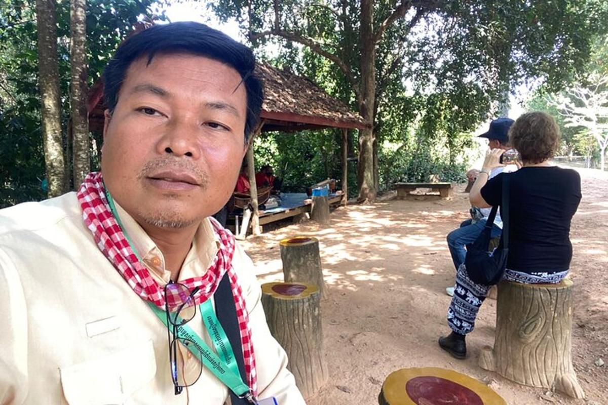 首にスカーフを巻いた男性と女性が写真を撮っている