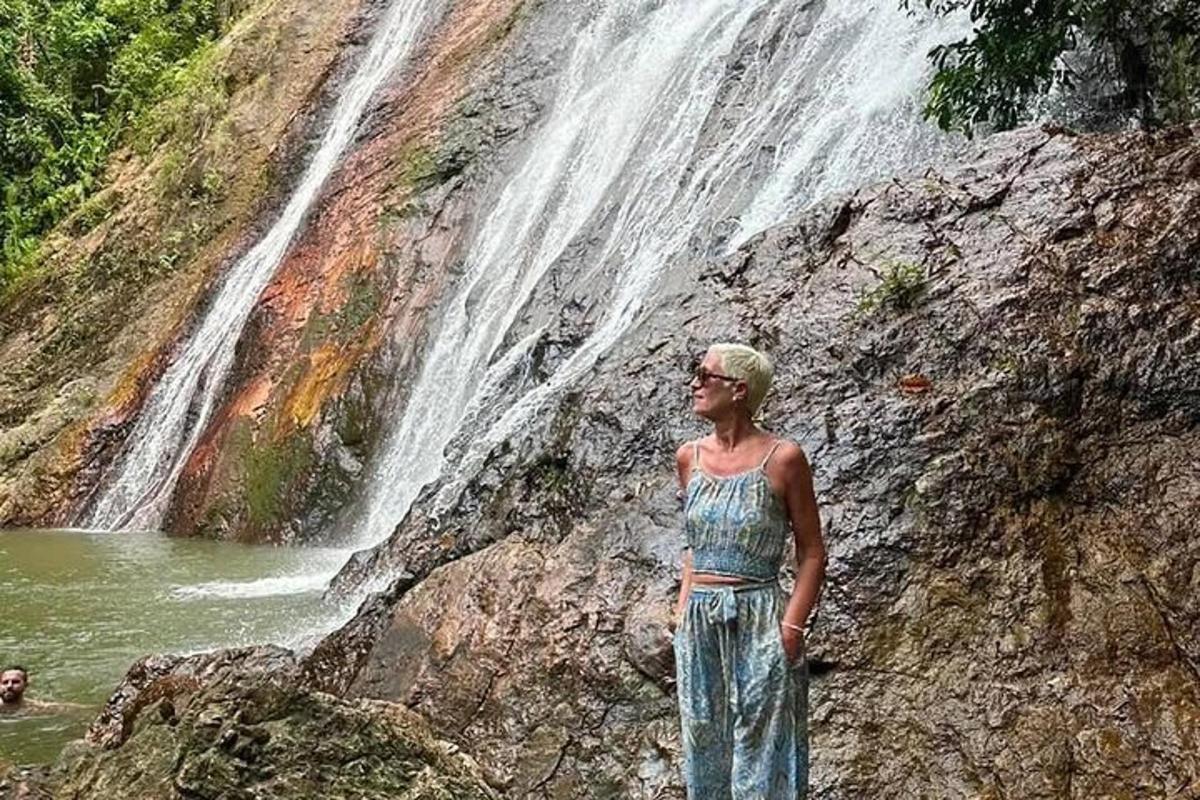 žena stojící před vodopádem