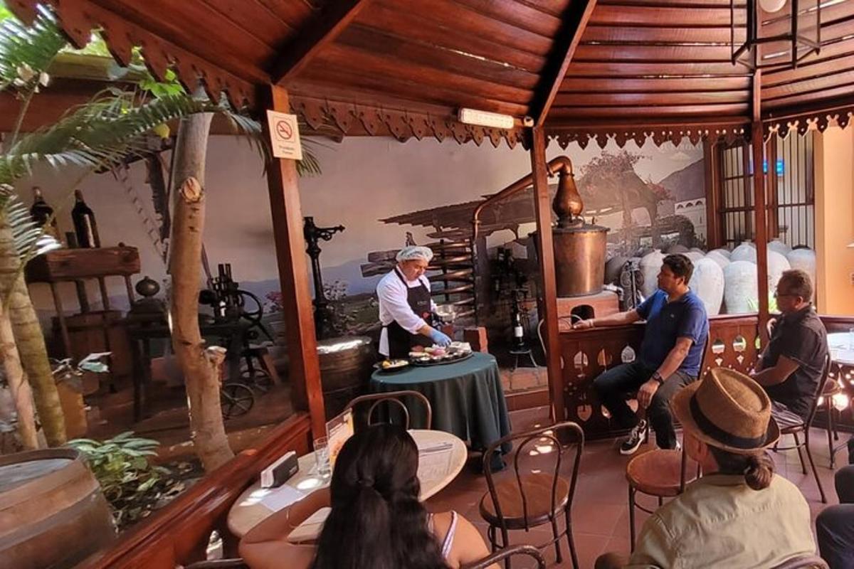 šéfkuchař připravující jídlo v restauraci se skupinou lidí