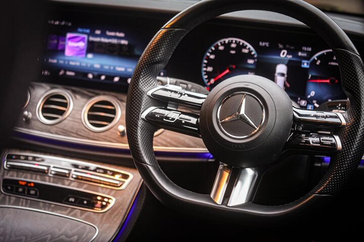 um volante de um carro mercedes benz