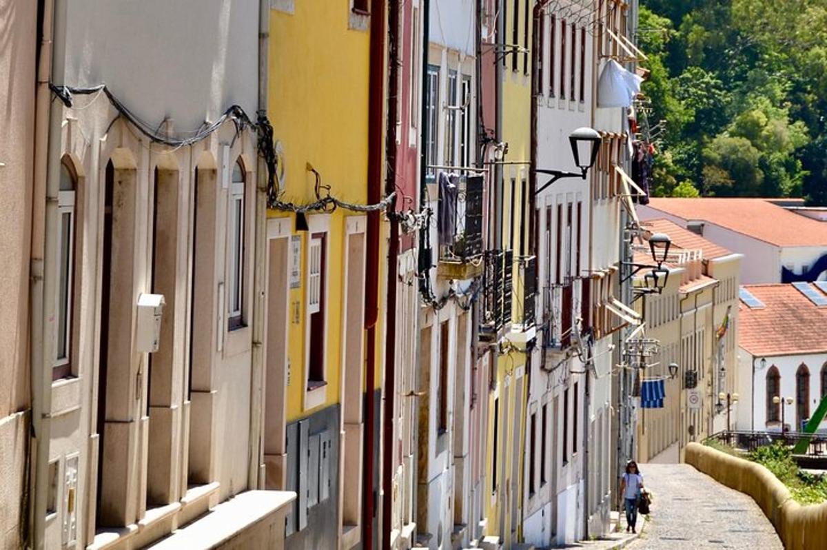 úzká ulice s budovami po obou stranách