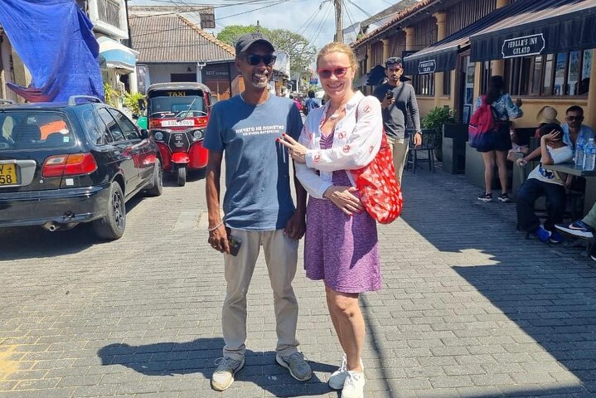 un homme et une femme debout dans une rue