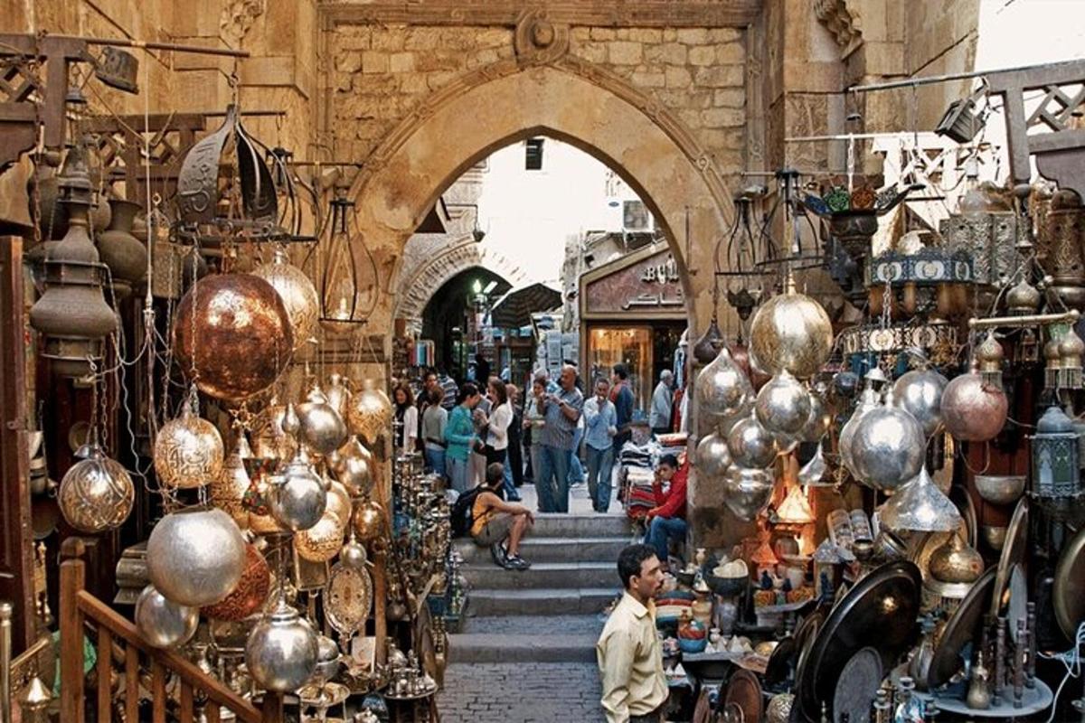 un gruppo di persone che camminano in un mercato ad Aazaar