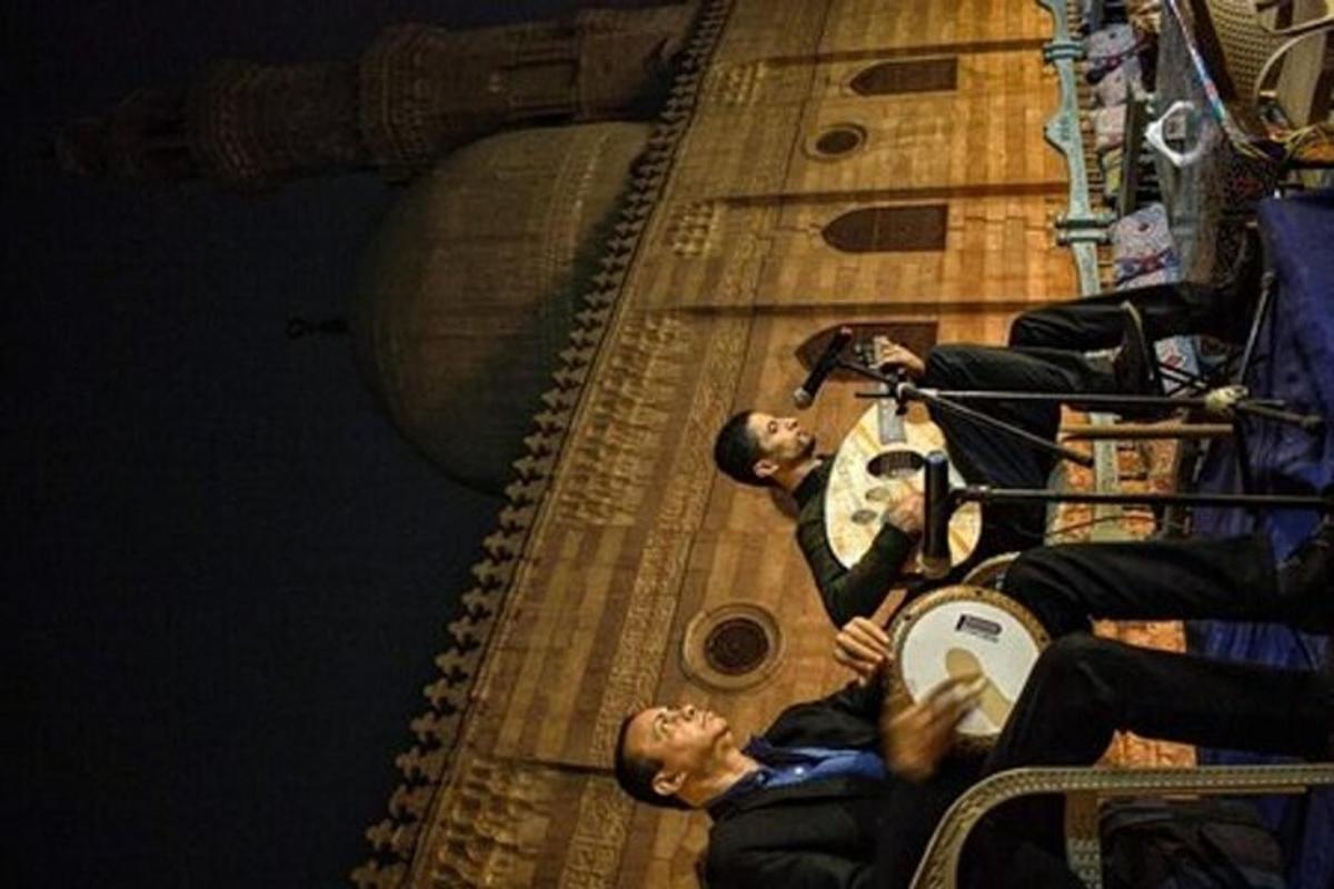 un gruppo di persone sedute su un palco