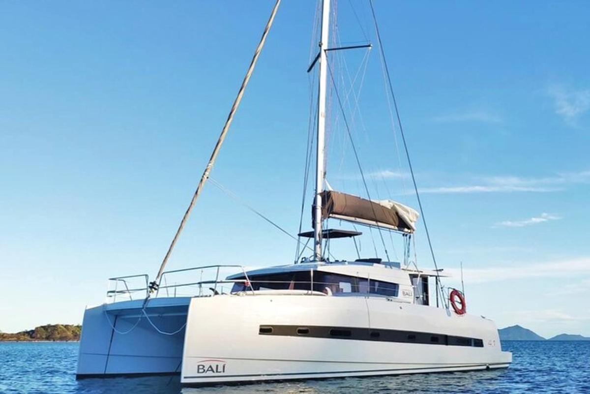 un vaixell blanc està assegut a l'aigua