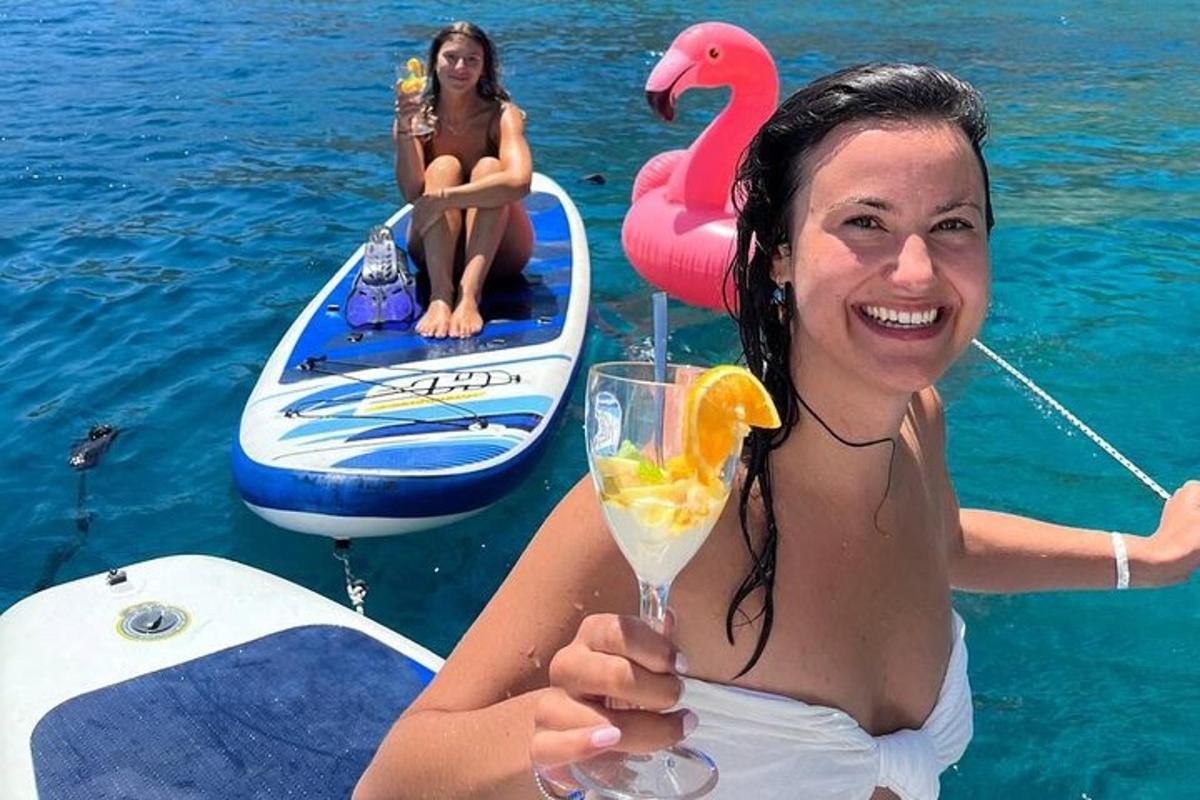 жена држи пиће у води