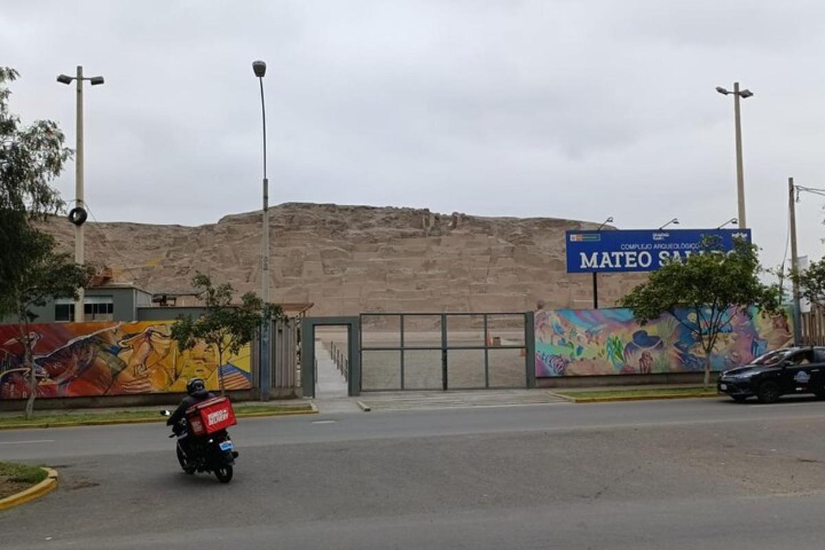 motocykl zaparkovaný před budovou s graffiti